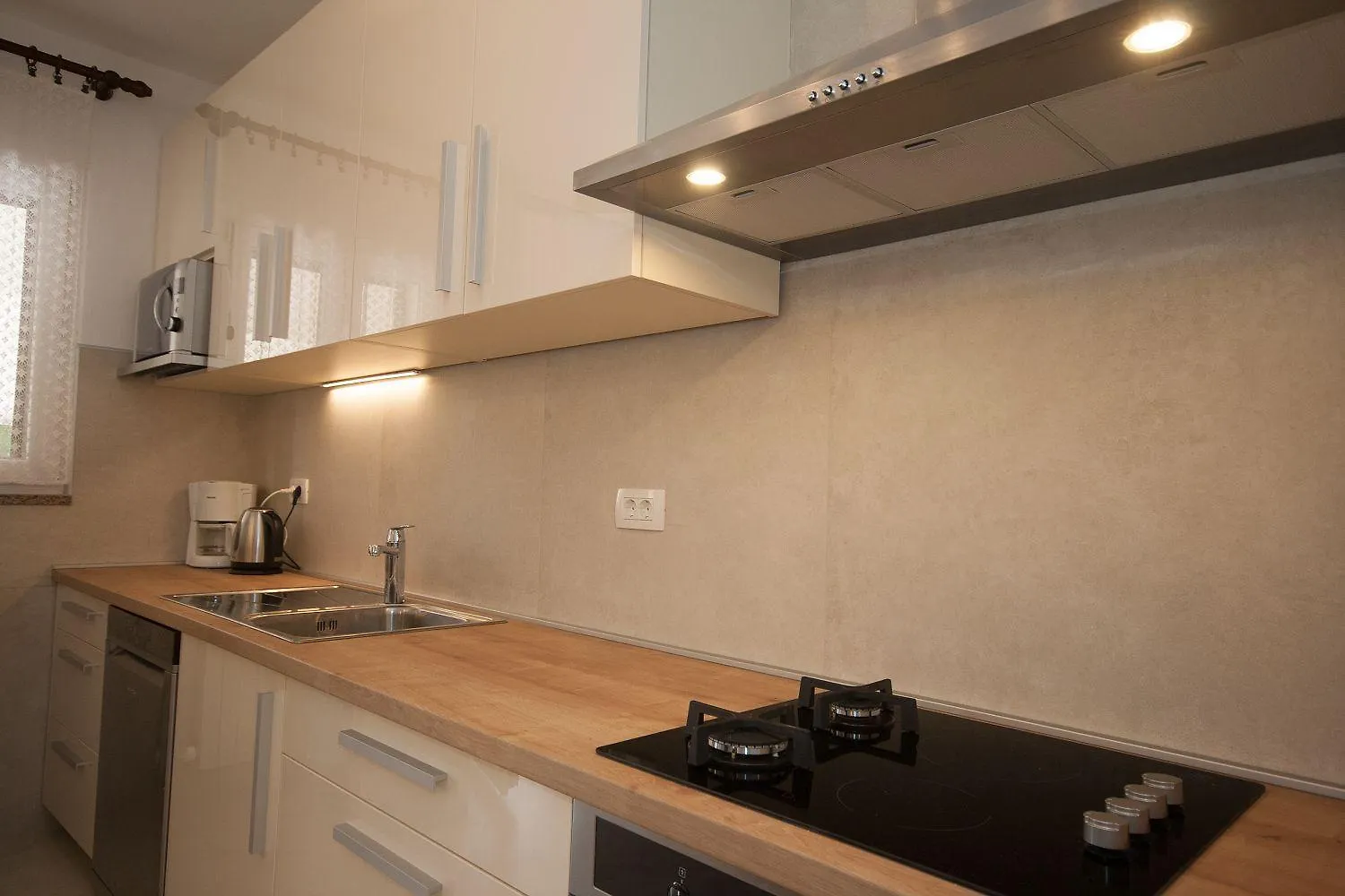 Grosses Apartment Mit 3 Klimas, Wifi, Bbq, Parkplatz Baska