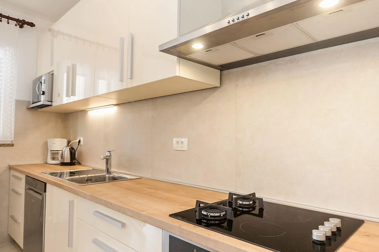 Grosses Apartment Mit 3 Klimas, Wifi, Bbq, Parkplatz Baska