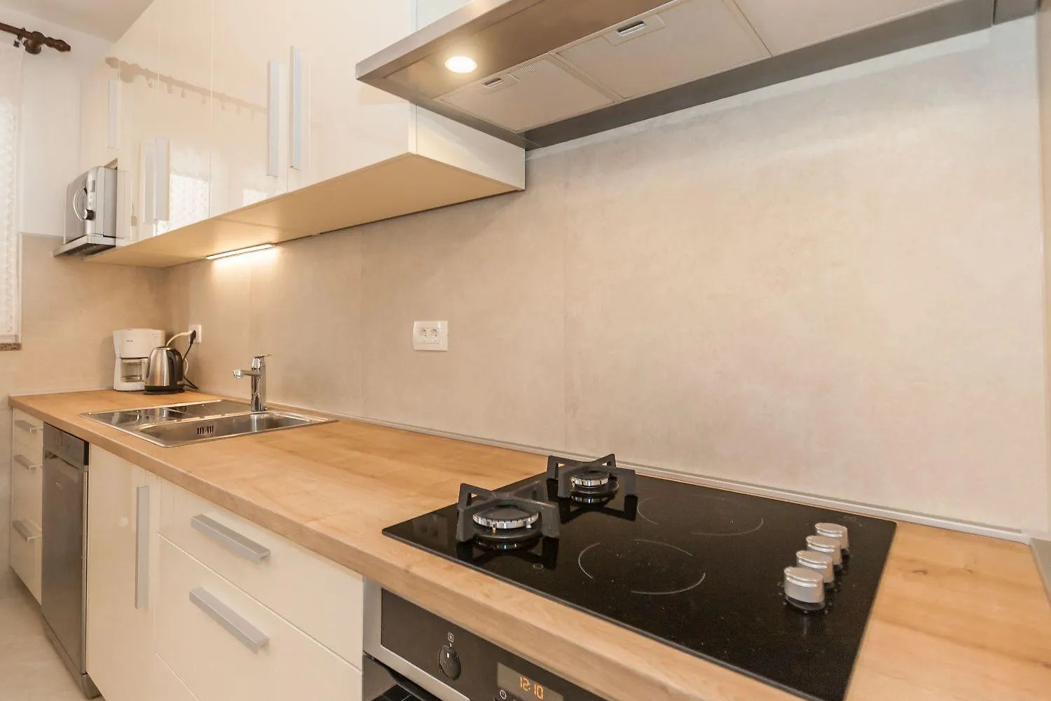 Grosses Apartment Mit 3 Klimas, Wifi, Bbq, Parkplatz Baska  Baska (Krk)